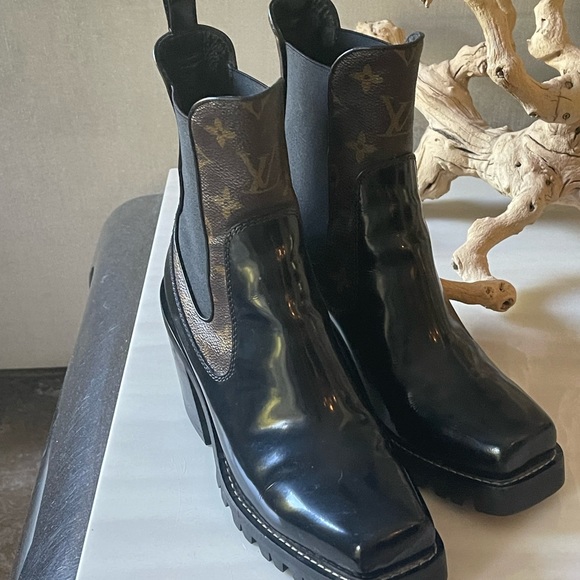 Authentic Louis Vuitton black  patent boots .Comes with box and dust bags .. - Picture 2 of 4